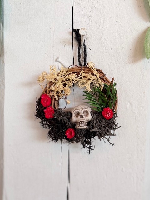 Hidden Skull Wreath (Black Moss)