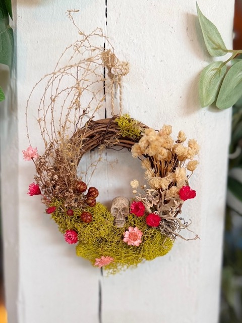 Hidden Skull Wreath (Cream & Pink)